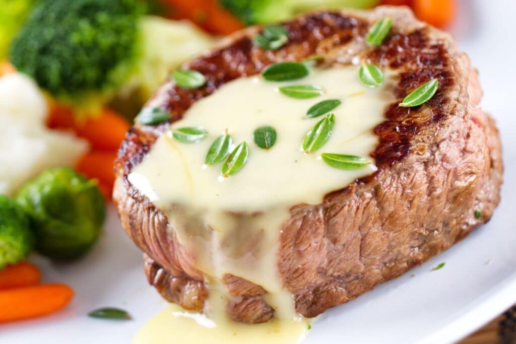 Steak sauce crémeuse avec légumes, assiette gourmande.