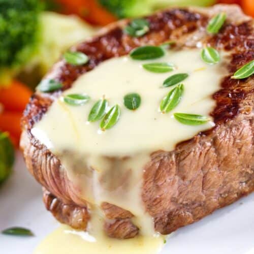 Steak sauce crémeuse avec légumes, assiette gourmande.