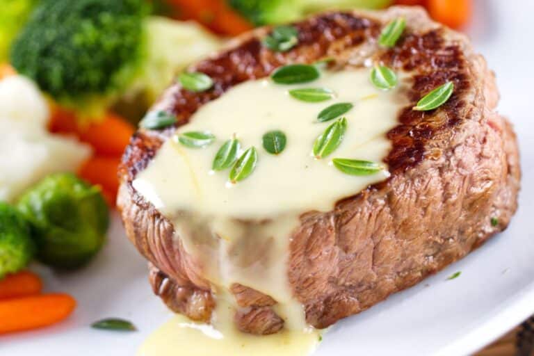 Steak sauce crémeuse avec légumes, assiette gourmande.