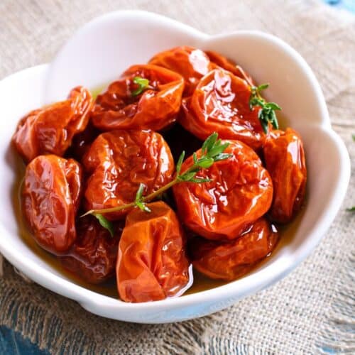 Tomates séchées dans un bol blanc.