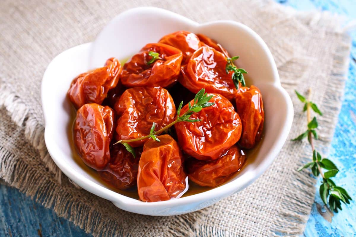 Tomates séchées dans un bol blanc.