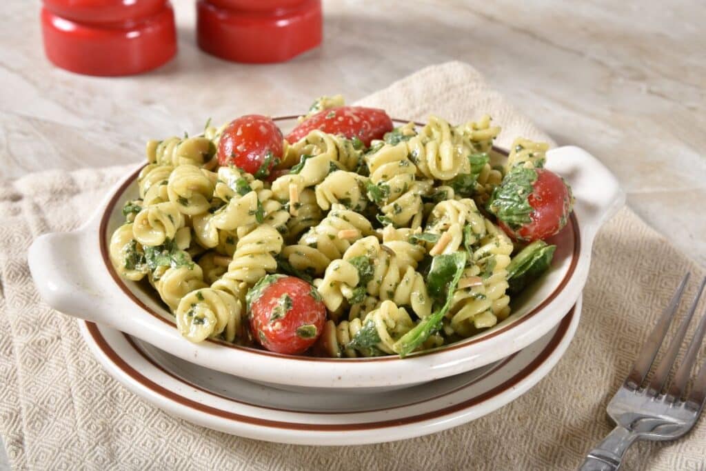 Salade de pâtes aux tomates cerises et pesto.