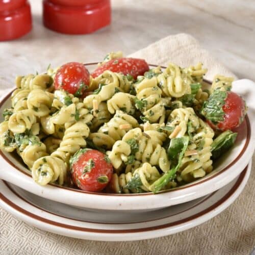 Salade de pâtes aux tomates cerises et pesto.