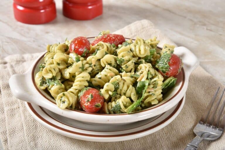 Salade de pâtes aux tomates cerises et pesto.