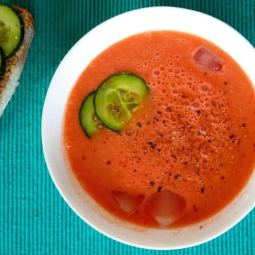 Bol de gazpacho avec concombre et tomate.