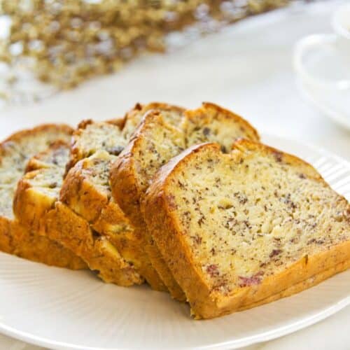 Tranches de gâteau à la banane sur assiette blanche.