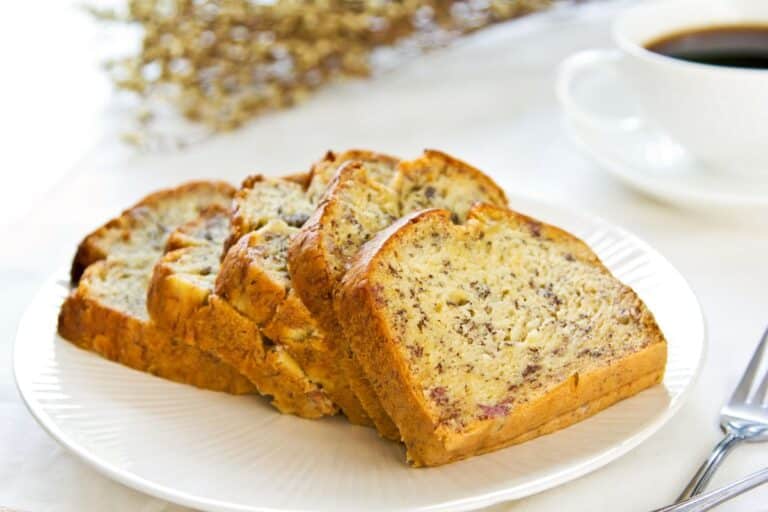 Tranches de gâteau à la banane sur assiette blanche.