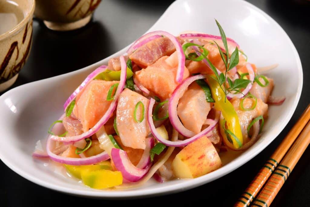 Plat de ceviche avec oignons et légumes