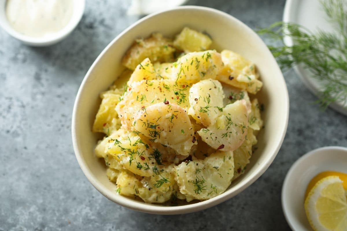 Salade de pommes de terre avec aneth.