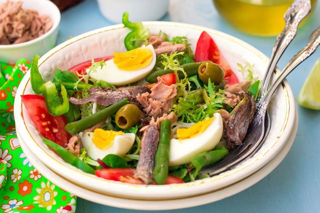 La confrérie de la salade niçoise met les choses au clair : voici les seuls ingrédients acceptés en 2025