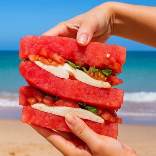 Sandwich pastèque sur une plage ensoleillée