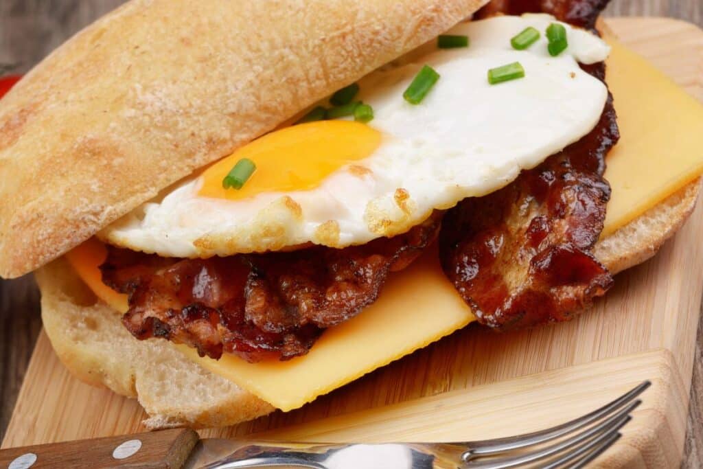 Sandwich avec bacon, œuf et fromage fondant.