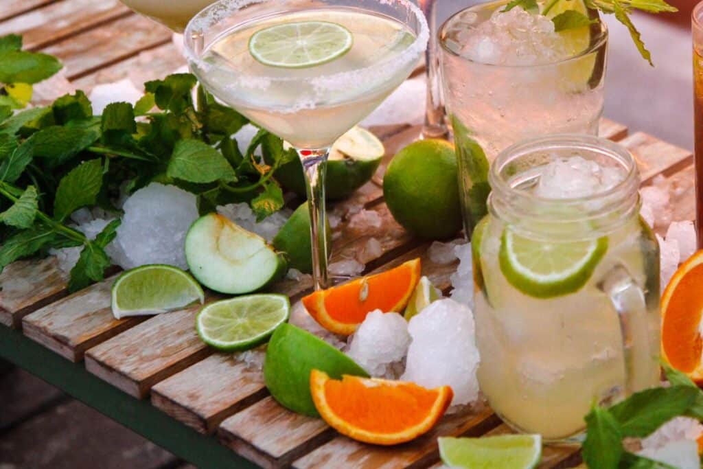 Cocktails frais avec agrumes et menthe glacés.