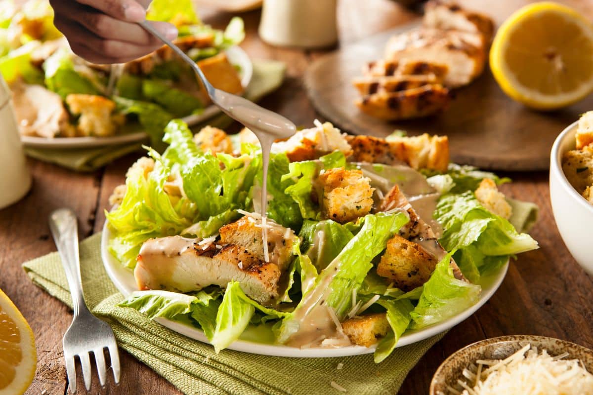 Salade césar avec poulet et croûtons frais.