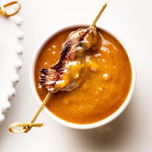 Brochette de viande sauce épicée