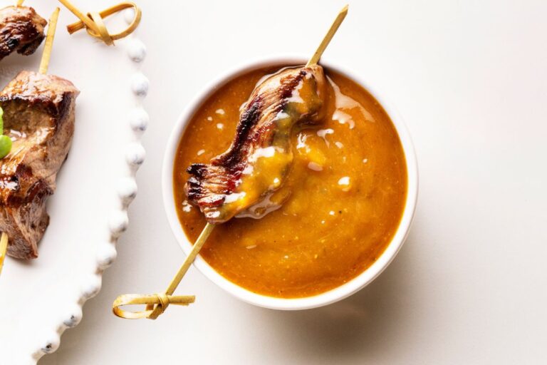 Brochette de viande sauce épicée