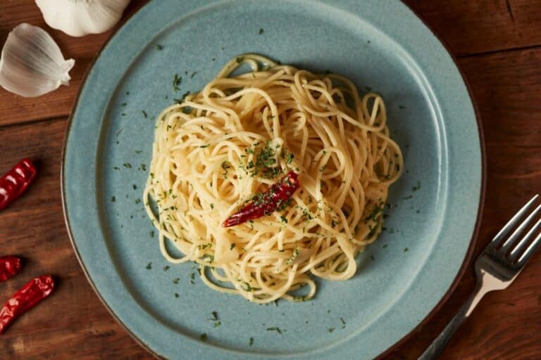 Assiette de spaghetti à l'ail et piment.