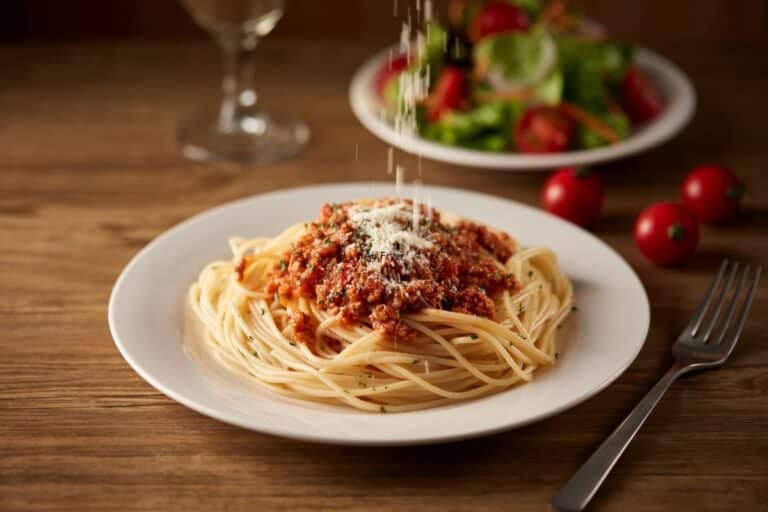 Assiette de spaghetti bolognaise avec parmesan.