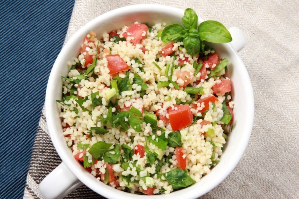 Salade taboulé dans un bol blanc.