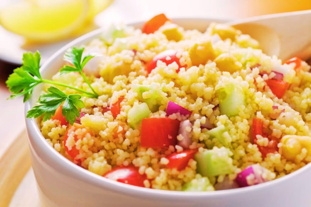 Salade de couscous colorée avec légumes et persil.