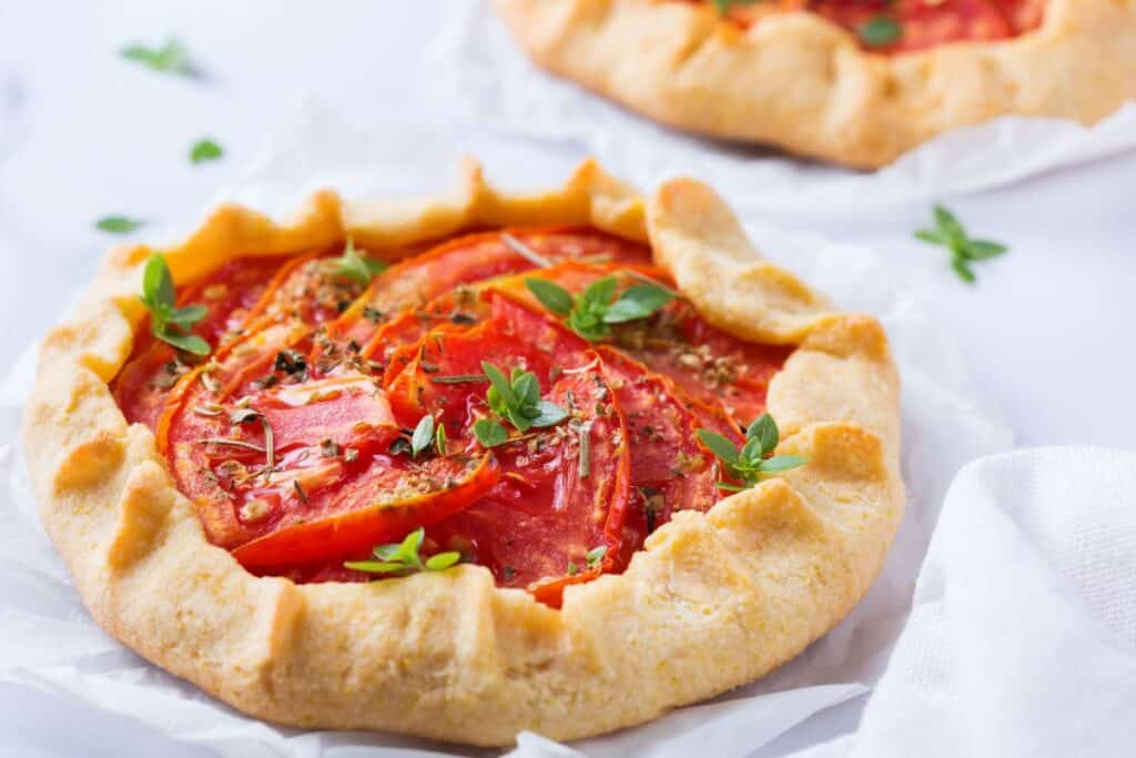 Tarte rustique aux tomates et herbes fraîches.