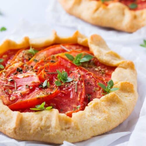 Tarte rustique aux tomates et herbes fraîches.