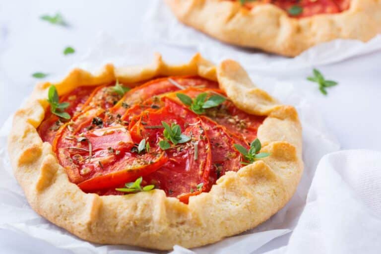 Tarte rustique aux tomates et herbes fraîches.