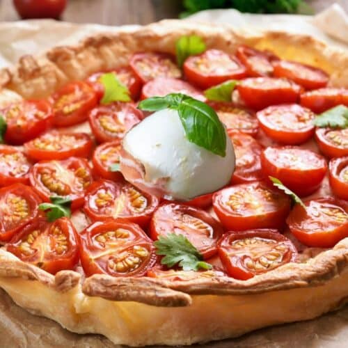 Tarte tomate mozzarella basilic sur une pâte dorée.