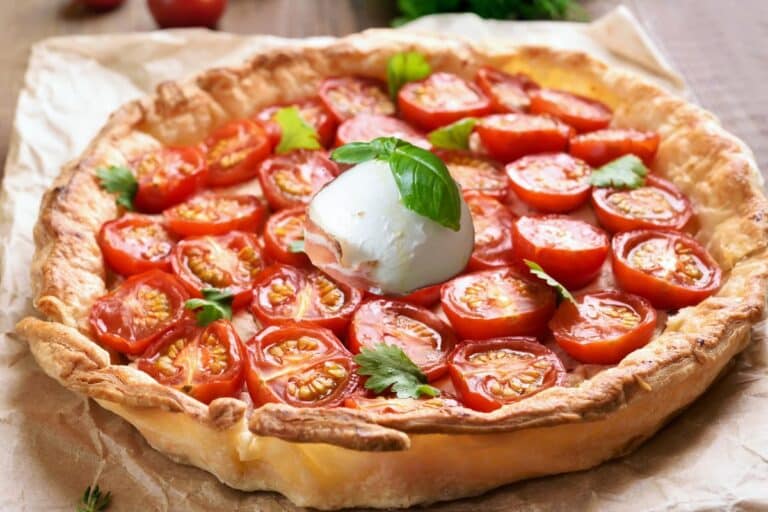 Tarte tomate mozzarella basilic sur une pâte dorée.