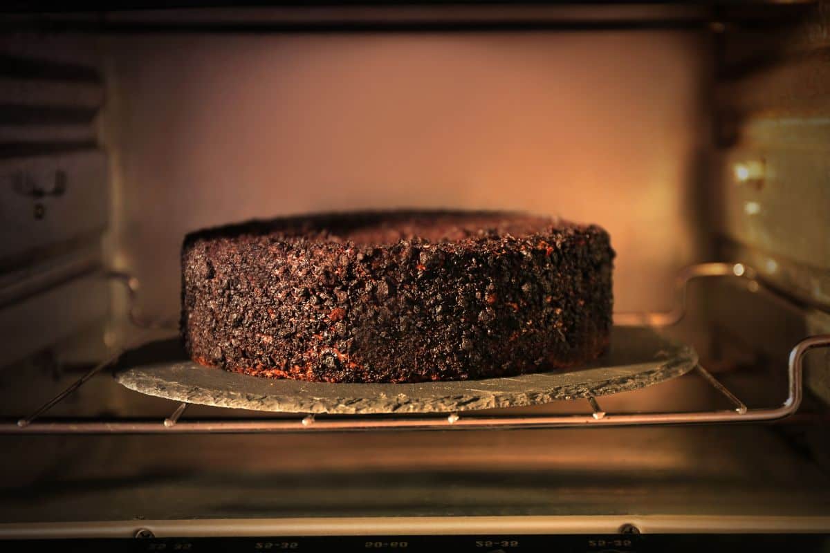 Gâteau au chocolat dans un four chauffant.
