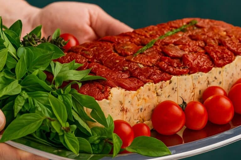 Terrine tomate épicée avec herbes fraîches et tomates.