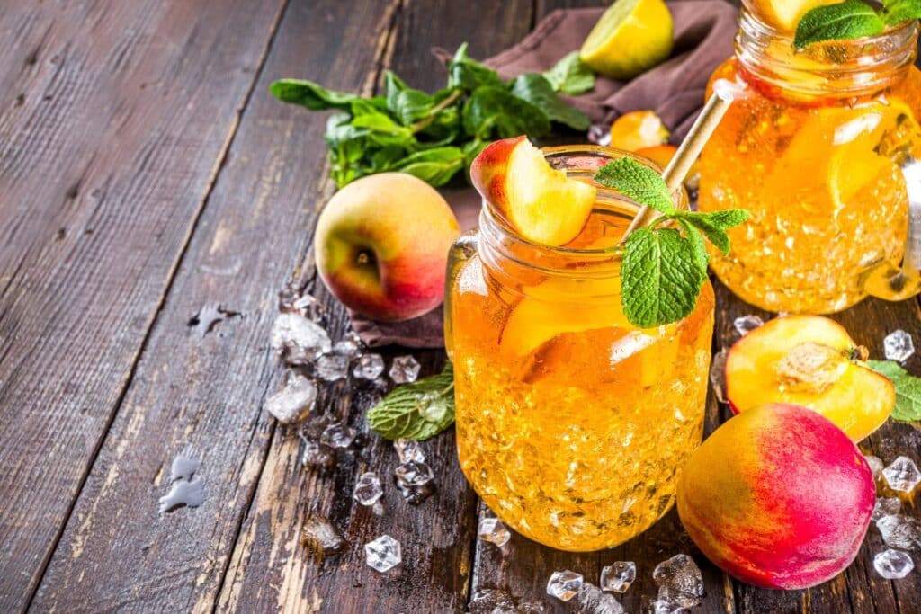 Thé glacé à la pêche avec menthe fraîche.