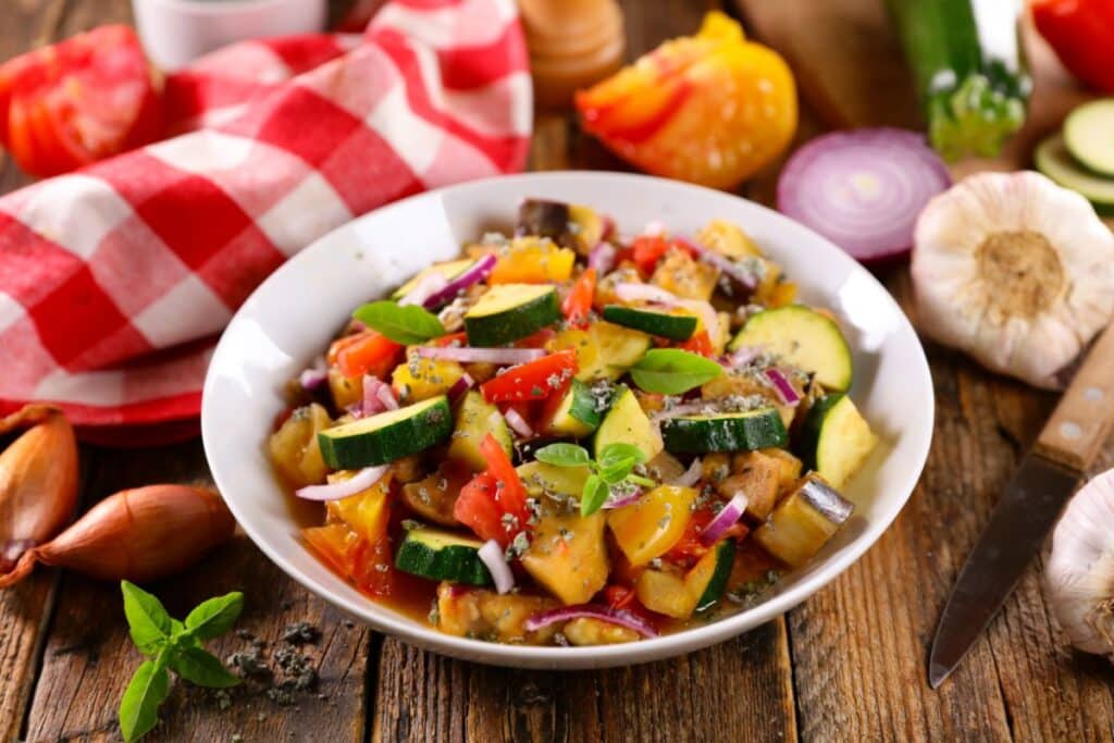 Salade colorée de légumes d'été assaisonnés.