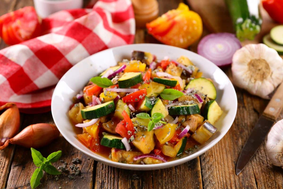 Salade colorée de légumes d'été assaisonnés.