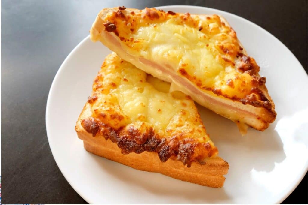 Croque-monsieur sur assiette blanche.
