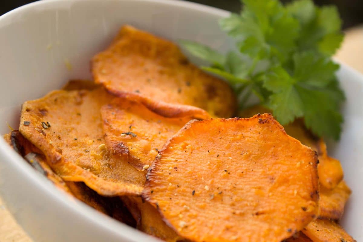 Chips de patates douces dans un bol blanc.
