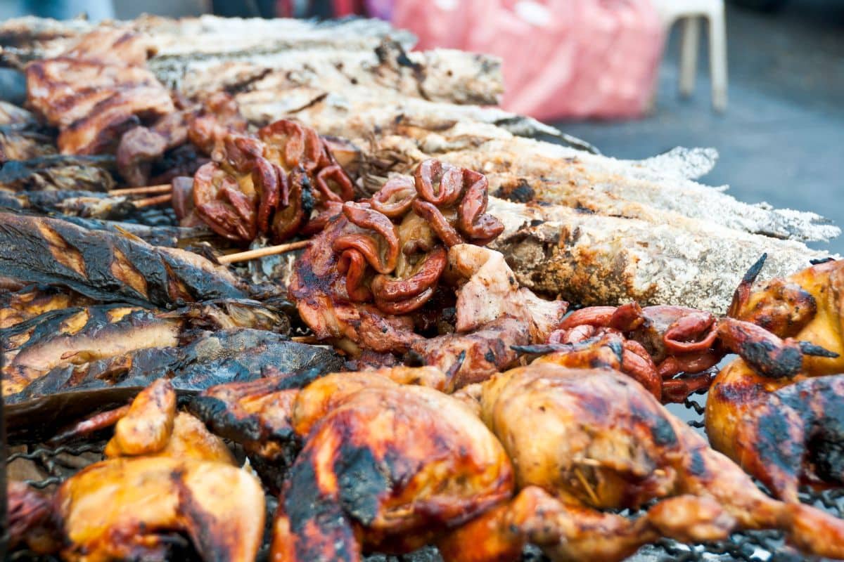 Grillades de viandes variées sur barbecue.