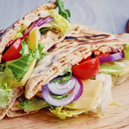 Sandwich pita garni de légumes et fromage.