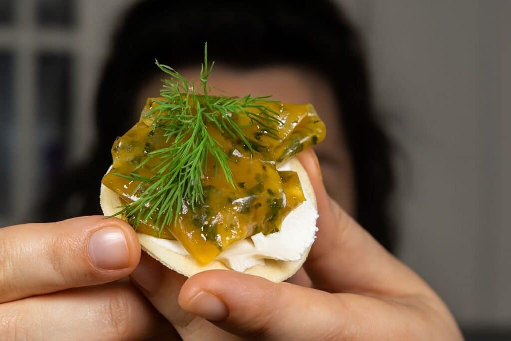 Toast avec fromage, confiture et aneth.