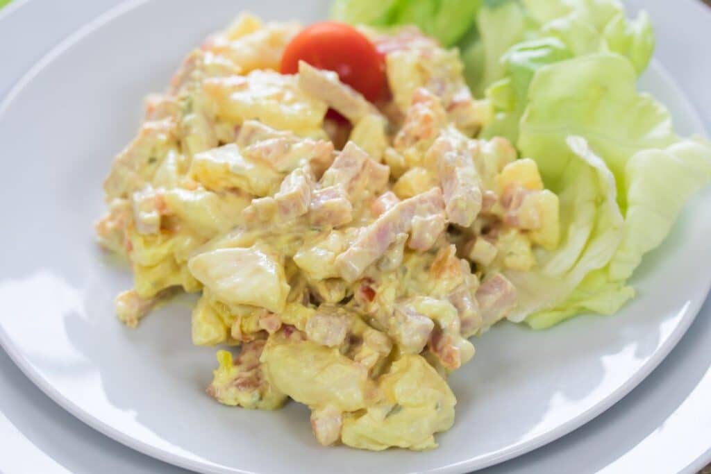 Salade de pommes de terre avec légumes et mayonnaise.