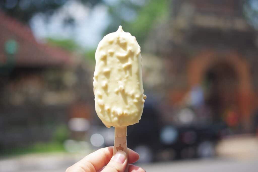 Glace enrobée de chocolat blanc, tenue en extérieur.