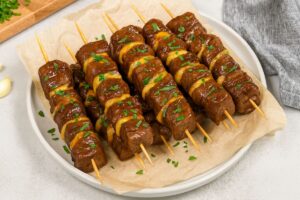 Voici la recette maison des brochettes bœuf-fromage que tous vos invités vont vous réclamer