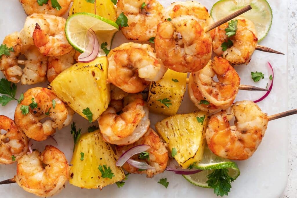 Brochettes de crevettes grillées avec ananas et citron vert.