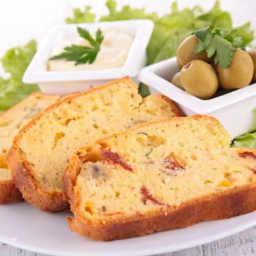 Tranches de cake salé avec olives et mayonnaise.