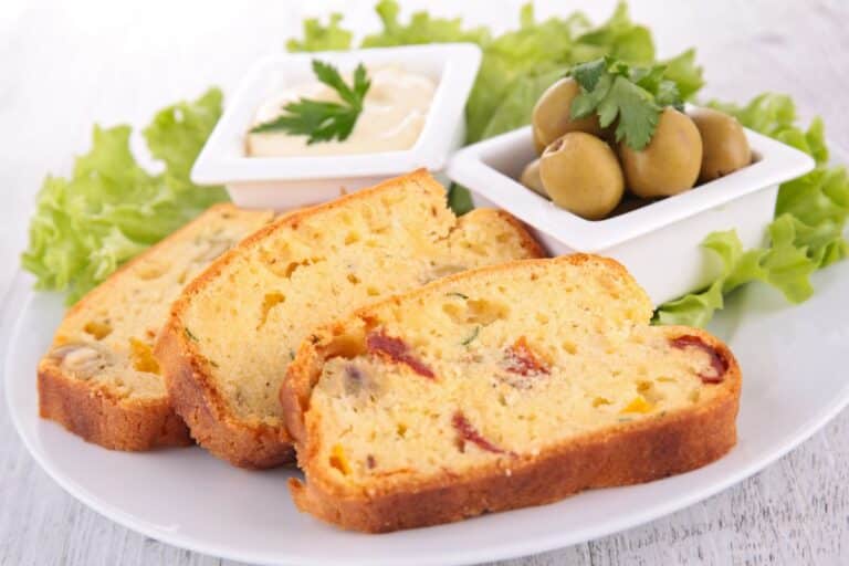 Tranches de cake salé avec olives et mayonnaise.