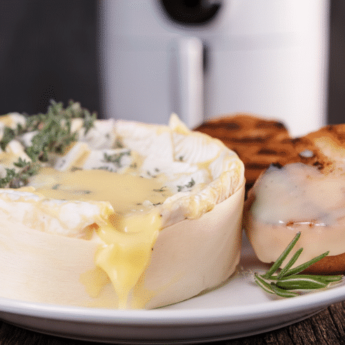 Fromage coulant avec herbes et pain grillé.