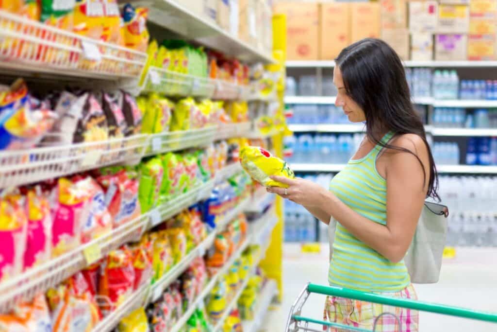 Femme faisant ses courses dans un supermarché.