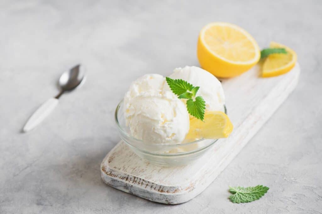 Glace citron avec menthe fraîche.
