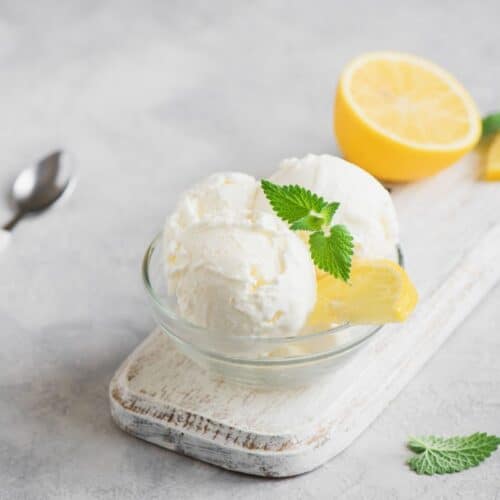 Glace citron avec menthe fraîche.
