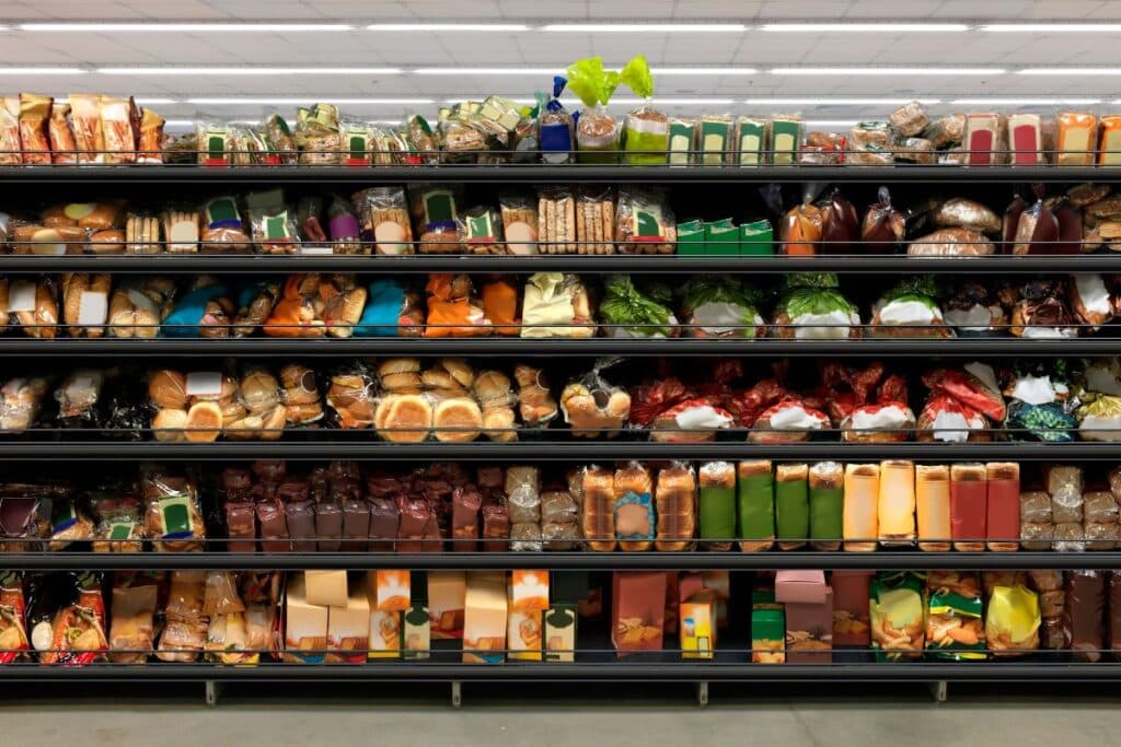 Rayon de pains en supermarché.